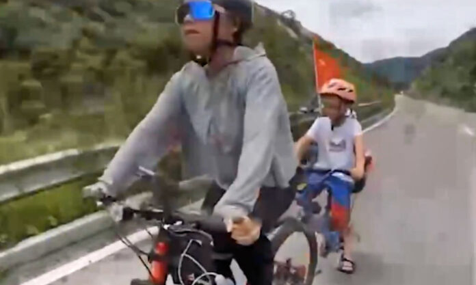 The Nanjinger - Suqian Mum & Son Cycle 1,000 KM to Watch Chinese Flag Raised