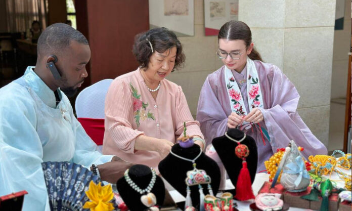 The Nanjinger - Foreigners Take to Wearing Hanfu and Appreciate “Infinite” Charm of Xuzhou