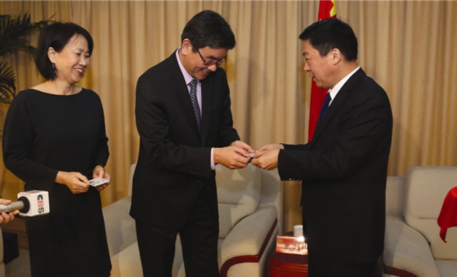 Zhang Jianwei (center) and Guo Ying (left) receive their "green cards" in Changzhou. Zhang Jianwei (center) and Guo Ying (left) receive their "green cards" in Changzhou.