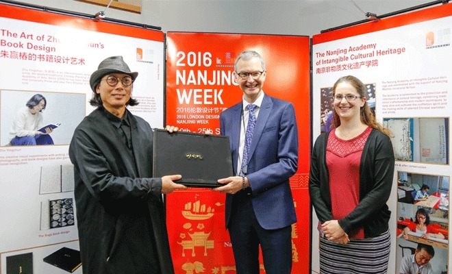 Zhu Yingchun(left) donates a special version of Bookworm to the British Library. Zhu Yingchun(left) donates a special version of Bookworm to the British Library.