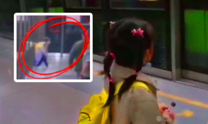 The Nanjinger - 3 & 4-Year Olds Alone on Nanjing Metro; Temporary Parents Step in The Nanjinger - 3 & 4-Year Olds Alone on Nanjing Metro; Temporary Parents Step in