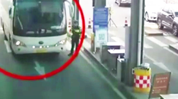 The Nanjinger - Drunk Driver 5 Times Over Limit Buses 26 Fearful Wuxi to Nanjing