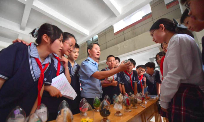 The Nanjinger - Fight Against Illegal Drugs Taken to Middle School in Nanjing