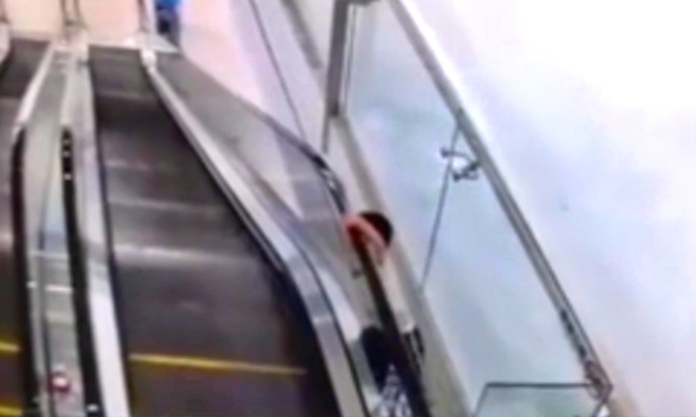 The Nanjinger - Boy Falls from 2F in Nanjing Mall Riding Escalator Handrail