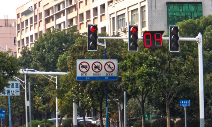 The Nanjinger - Nanjing Woman Coughs up ¥10,000 per Second for Being Late