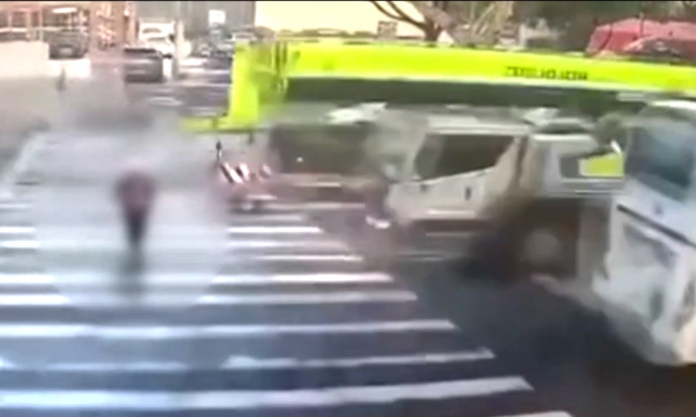 The Nanjinger - Old Man Killed by Vehicular Crane on Zebra Crossing in Nanjing