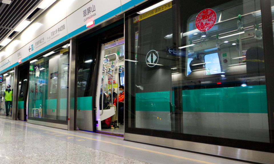 Crushed to Death by Shanghai Metro Door but Nanjingers Safe | The Nanjinger