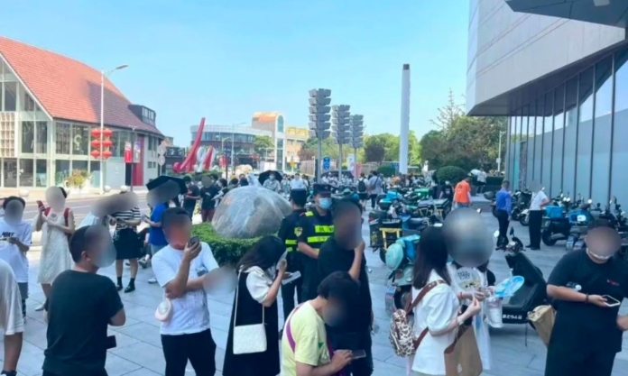 The Nanjinger - 04-00 Queues in Nanjing for Milk Tea; Scalpers Seek ¥200 per Cup