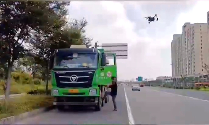 The Nanjinger - Drone Yells at Drivers; Traffic Police’s New Law Discharge Tool