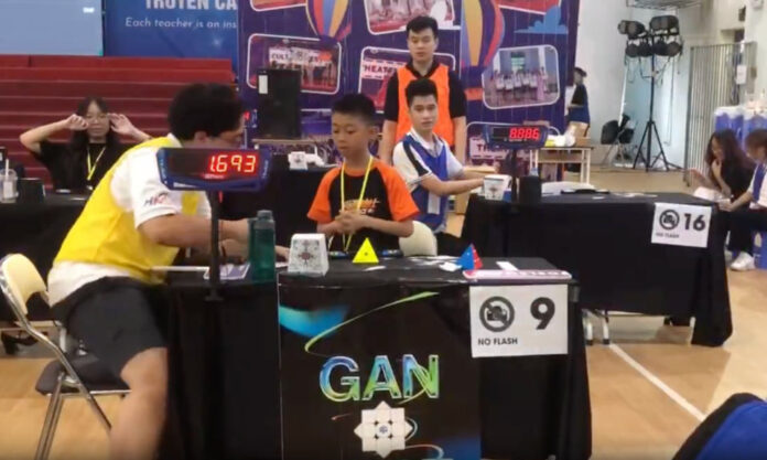 The Nanjinger - 1.693 Seconds! 8 Year Old Boy from Zhenjiang Breaks Asian Cube Record