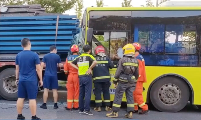 The Nanjinger - Bus Rear Ends Semi in Zhenjiang; Driver Cut Free with Grinder