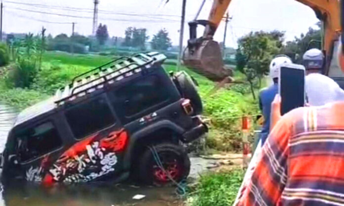 The Nanjinger - Drunk Driver Crashes into River; Bathes Before Calling Police