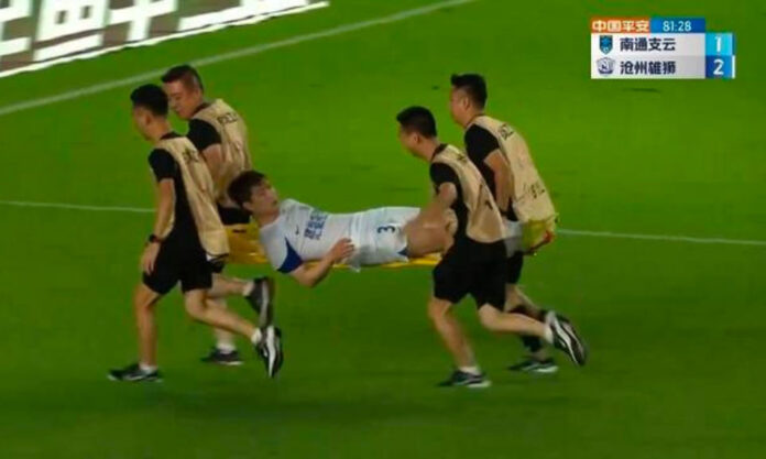 The Nanjinger - Injured Player Dropped from Stretcher in Nantong Football Match