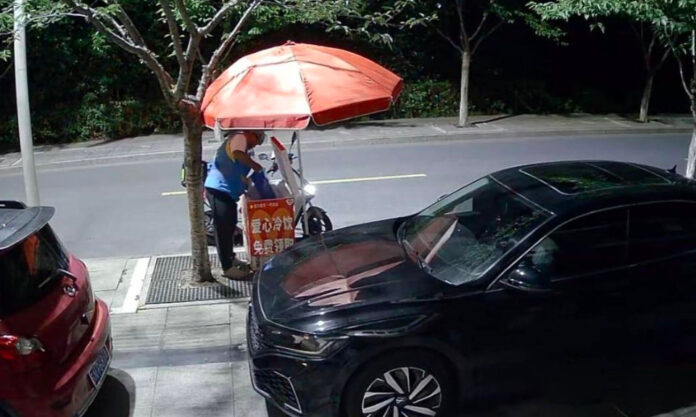 The Nanjinger - “Love Freezer” for Delivery Riders Opened by Suqian Snack Bar Owner