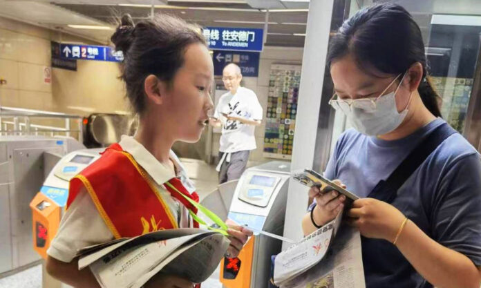 The Nanjinger - Rediscovering “Weight” of ¥1 Coins; Young Nanjingers overcome Shyness