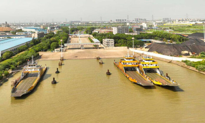 The Nanjinger - Shutting Down Yangtze River Car Ferry Services on 30th Birthday