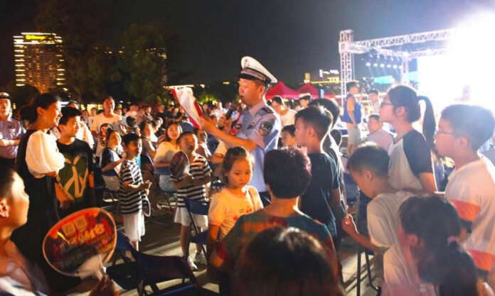 The Nanjinger - Traffic Safety in Yangzhou Pushed by Police in “Red, Yellow, Green” Initiative