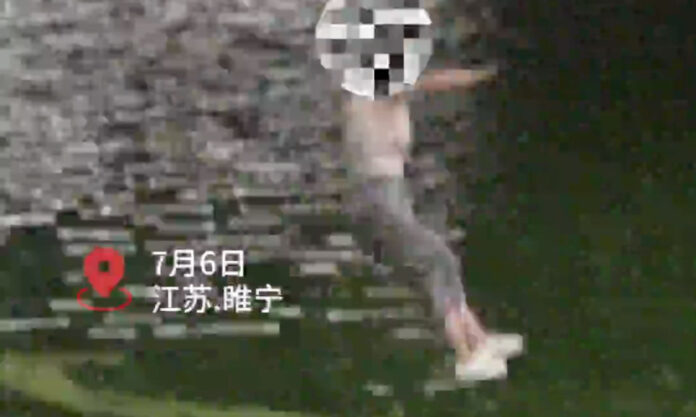 The Nanjinger - Video of Suicide Attempt in Xuzhou and Police Rescue Goes Viral