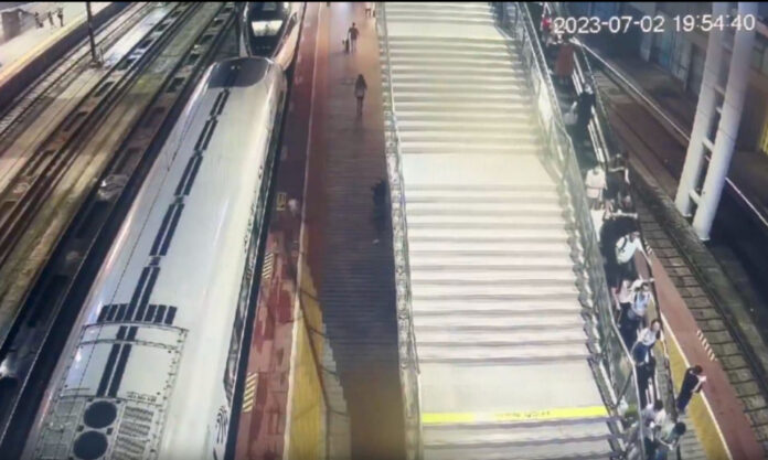 The Nanjinger - Watch Baby, 1, Fall under Train in Station & Amazing Rescue