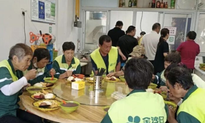 The Nanjinger - Wuxi Sanitation Workers Enjoy First Free Breakfast at Local Petrol Station
