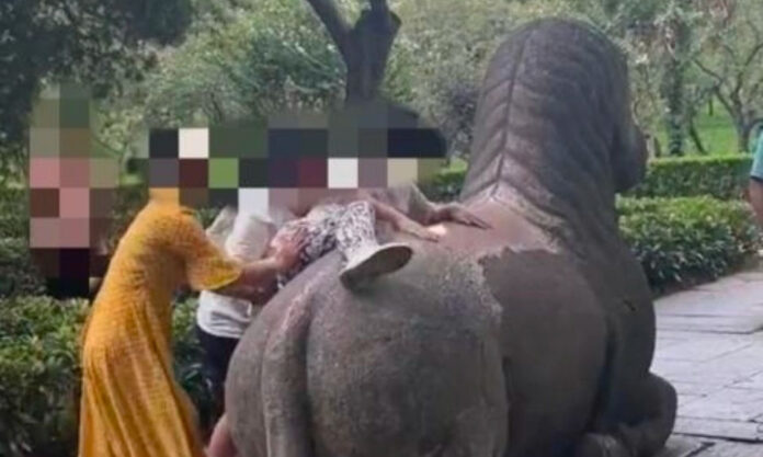 The Nanjinger - 3 Women under Investigation for Climbing on Nanjing Cultural Relic