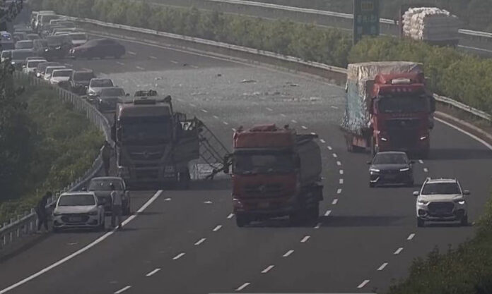 The Nanjinger - 30 Tonnes of Glass Shatters across 4 Lanes of Expressway in Taizhou