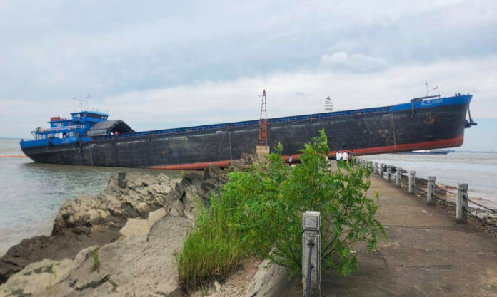 The Nanjinger - Lighthouse Escapes Damage as Cargo Ship Runs Aground in Nantong