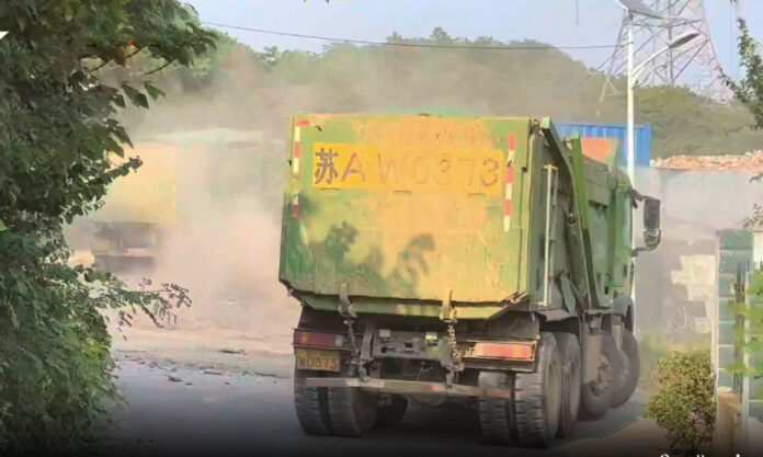 The Nanjinger - Muck Trucks Terrorise Village in Nanjing at Speed to Meet Quota