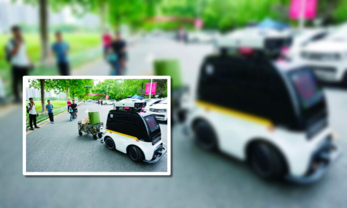 The Nanjinger - NUAA Freshers have Baggage Carried by Driverless Vehicles to Dorms
