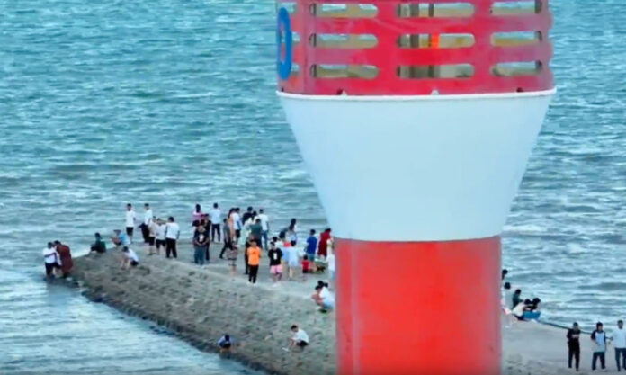 The Nanjinger - Nantong Lighthouse becomes Internet Celebrity Drawing Throngs of Tourists