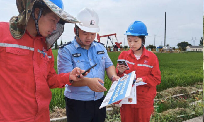 The Nanjinger - Oil Drillers in Taizhou Receive on Site Police Help in Combatting Internet Fraud