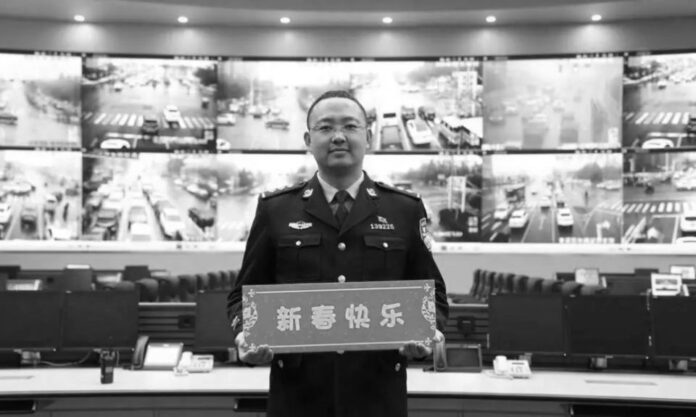 The Nanjinger - Tributes Pour in after Suqian Traffic Cop Dies of Brain Haemorrhage on Duty