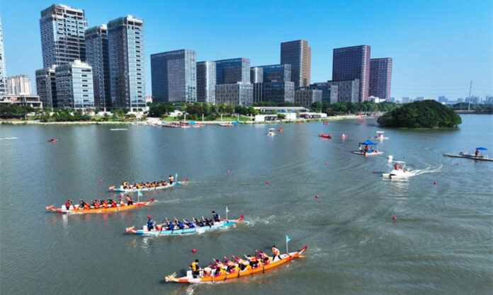 The Nanjinger - Watch 600 Teenagers from China Wide Race Dragon Boats in Nanjing