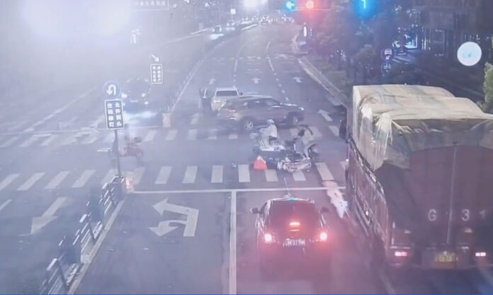 The Nanjinger - Yangzhou E-bike Rider Runs Red Light; Run Over; No One Stops to Help