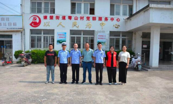 The Nanjinger - Zhenjiang Police Road Show Talks Traffic Safety in Local Villages The Nanjinger - Zhenjiang Police Road Show Talks Traffic Safety in Local Villages