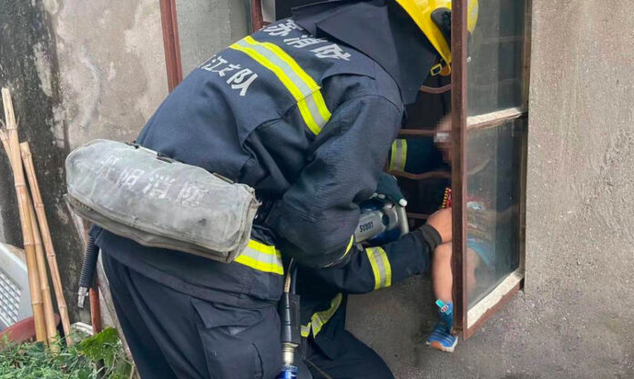 The Nanjinger - Baby Stuck after Mother Attempts Pulling him through Window in Zhenjiang