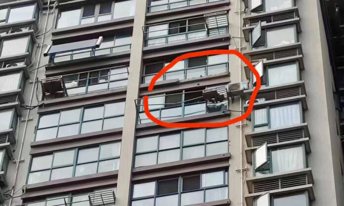 The Nanjinger - Death by Falling Brickwork Narrowly Avoided by Mother & Son in Yangzhou