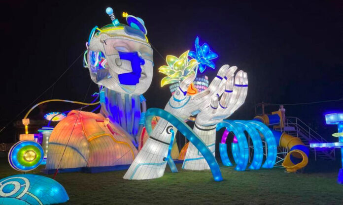 The Nanjinger - Giant Mushrooms, Hands & Fairies are Stars of Lantern Festival in Wuxi