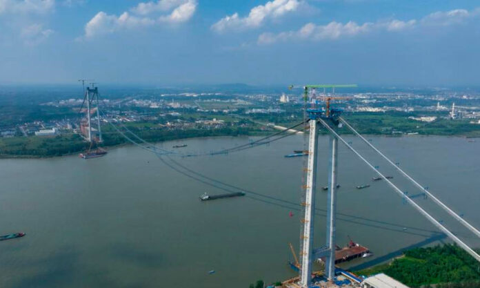 The Nanjinger - Last Cable For Nanjing Bridge in Situ; Can Go 2.5 Times around the World!