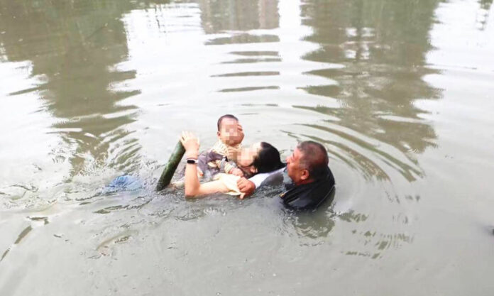 The Nanjinger - Mother & Baby Saved from Drowning by Yangzhou City Administrator