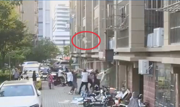 The Nanjinger - Neighbours Use Quilt to Save 4 Year Old Girl Falling from 4th Floor in Lianyungang