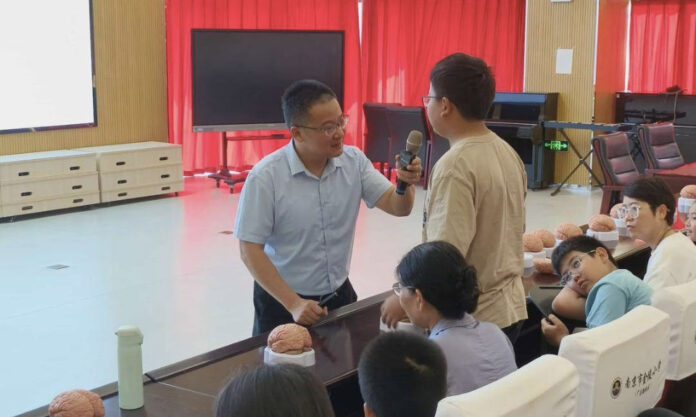 The Nanjinger - Parent-Child Conference in Nanjing Addresses Why We are Addicted to Mobile Phones