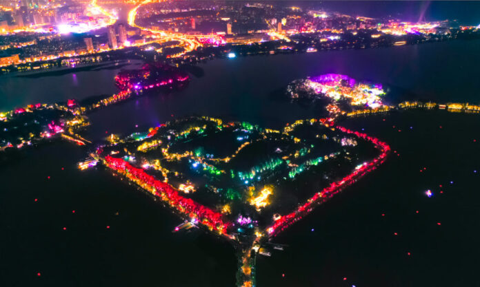 The Nanjinger - Visitors to Nanjing’s Xuanwu Lake Starlight Festival up 20% Year on Year