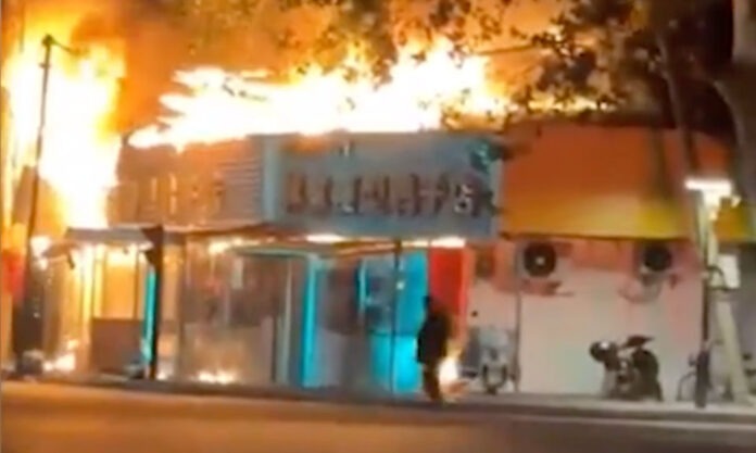 The Nanjinger - Firefighters Take until Dawn to Extinguish Fire in Nanjing Duck Shop