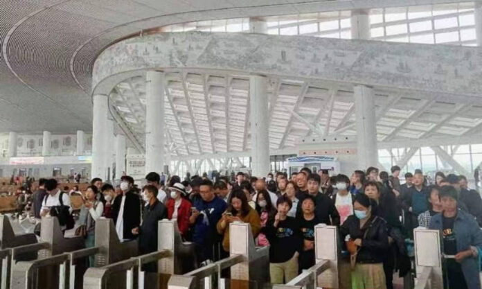 The Nanjinger - New Yangtze River Railway a Massive Hit; 1.3 Million Passengers in 30 Days!