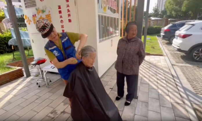 The Nanjinger - Return of the Street Barber! Seniors Enjoy Free Haircuts in Suzhou