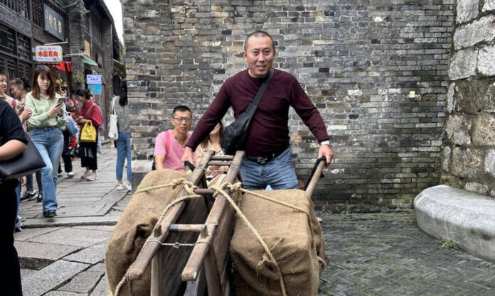 The Nanjinger - Wheelbarrow Pushing is New Craze in Zhenjiang Tourist Attraction The Nanjinger - Wheelbarrow Pushing is New Craze in Zhenjiang Tourist Attraction