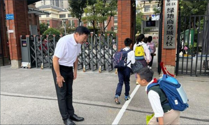 The Nanjinger - Xuzhou School Principal Bows to Every Student Each Morning for 13 Years
