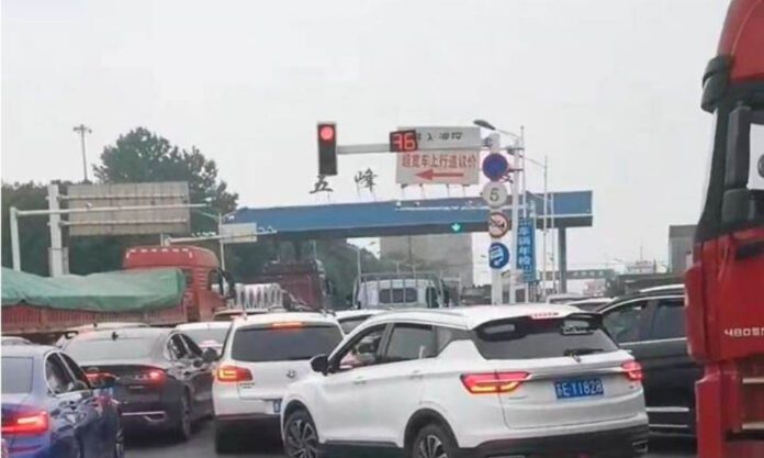 The Nanjinger - Zhenjiang Ferry Takes 8,000 Vehicles across Yangtze River in Single Day