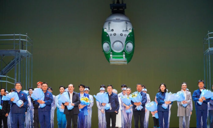 The Nanjinger - Dance Drama Debuts in Wuxi; Pays Tribute to China's Deep Sea Divers